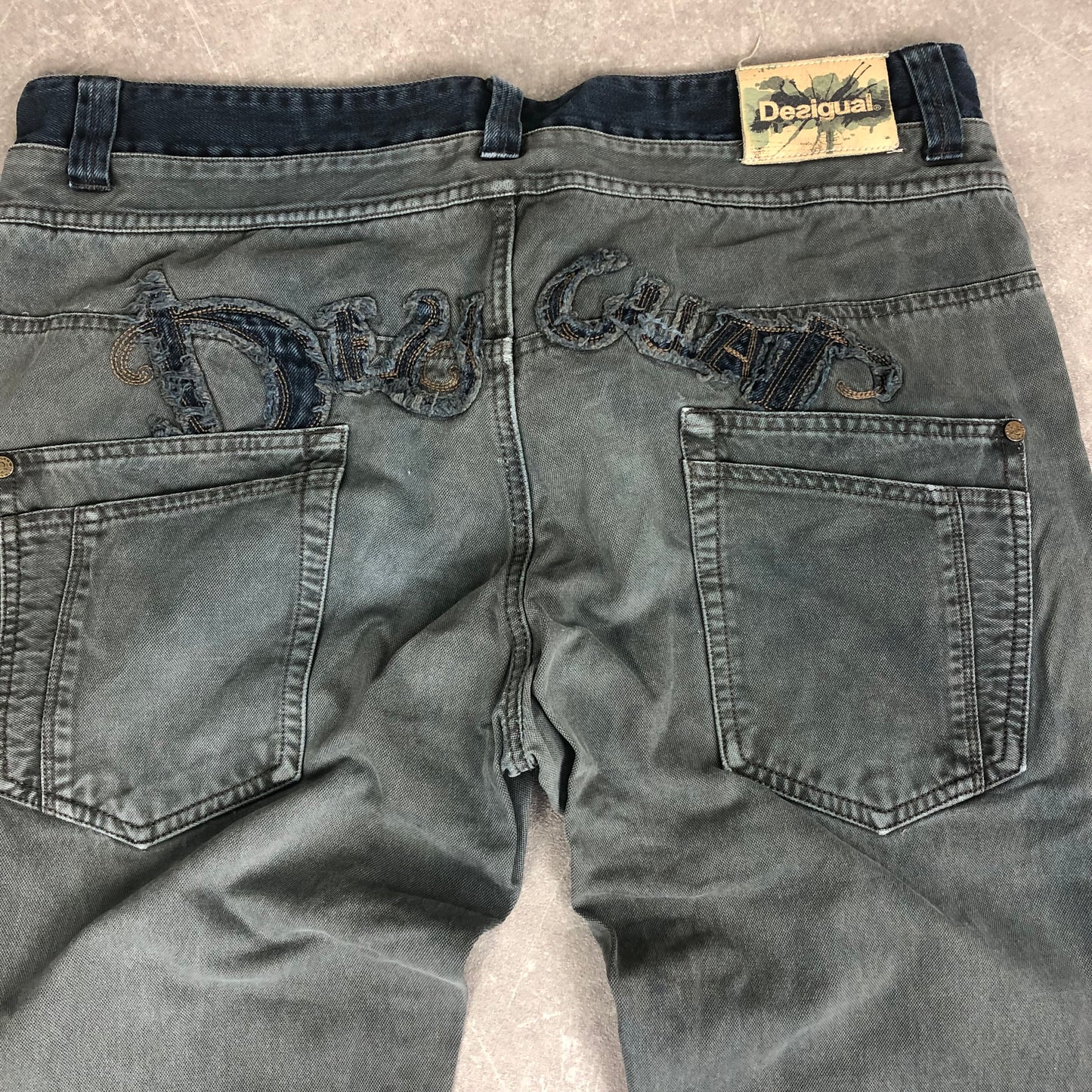 Vintage Embroidered Baggy Jeans (XL)